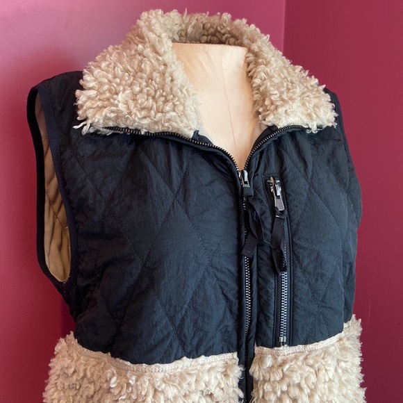 Abercrombie & Fitch Faux Shearling Zip Up Vest Small - Picture 2 of 5